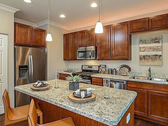4th image of 211 Lionel Dr Unit 7402