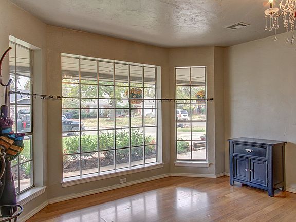 4th image of 11700 Victoria Pl