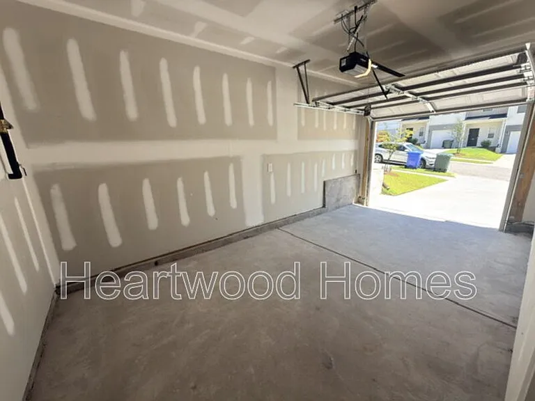 121 Bartlett Dr — Photo 40