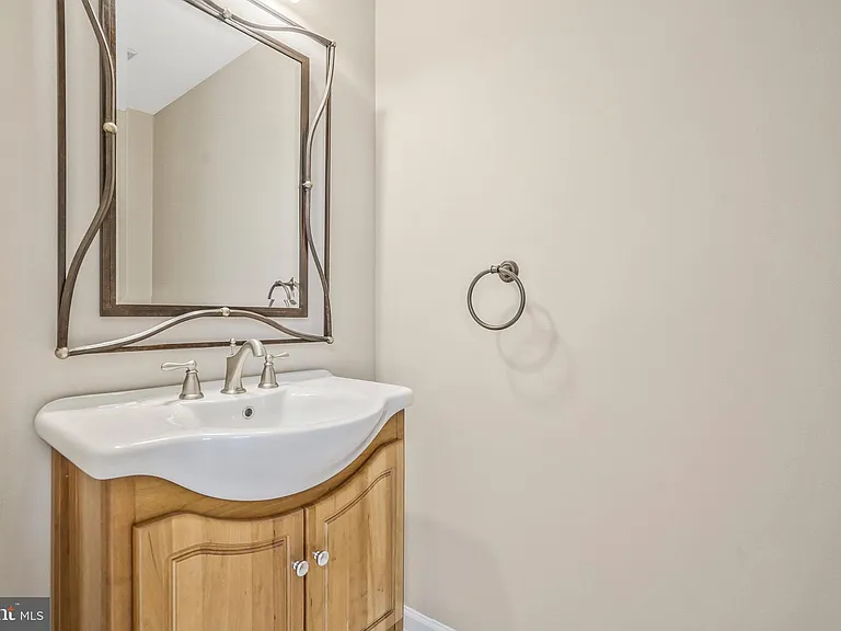6366 Brampton Ct — Photo 3