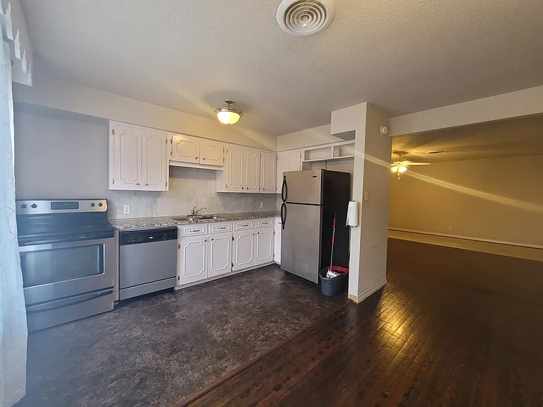 200 S Beaton St #202 — Photo 4
