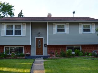 946 N Idlewild Ave, Mundelein, IL 60060