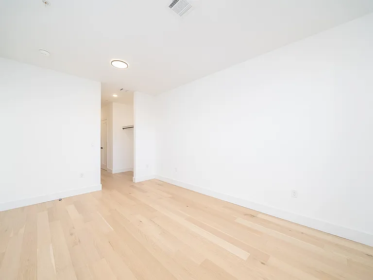 649 38th St #211 — Photo 16