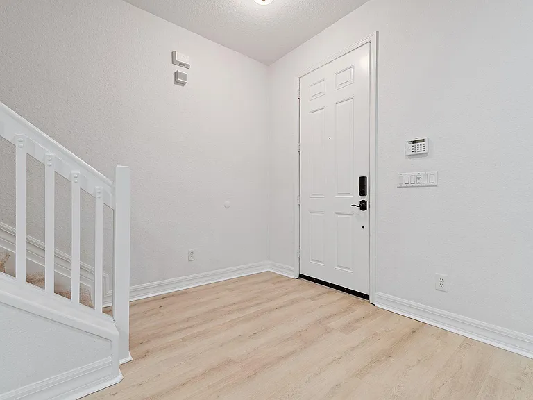 150 Lismore Ln — Photo 6