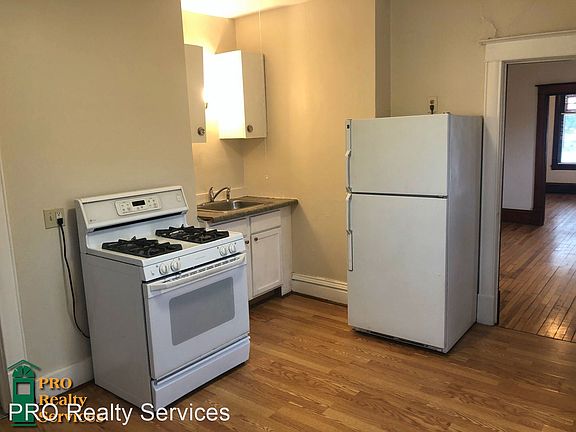 5th image of 262 Irving Ave N #1