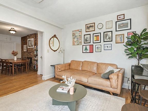 5th image of 130 Myrtle St
