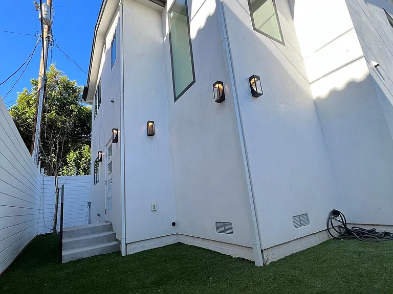 429 N Lomita St — Photo 4