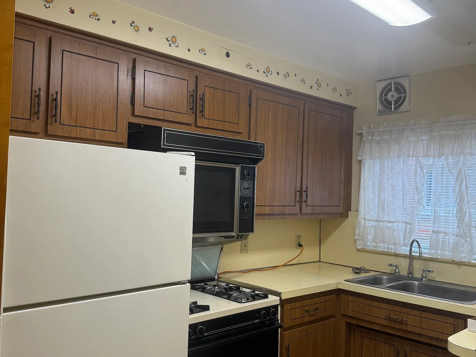 4 bed, 1296 sqft, $2,000 — Photo 4