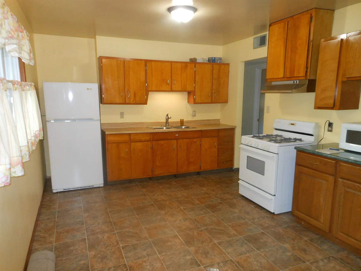 3 bed, 1.0 bath, 1000 sqft, $1,395 — Photo 3