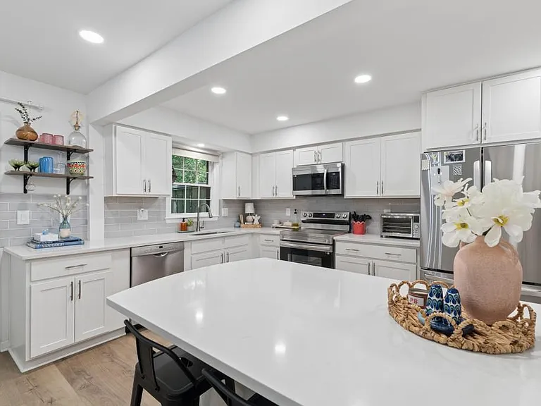 140 Amherst Pl NW — Photo 8