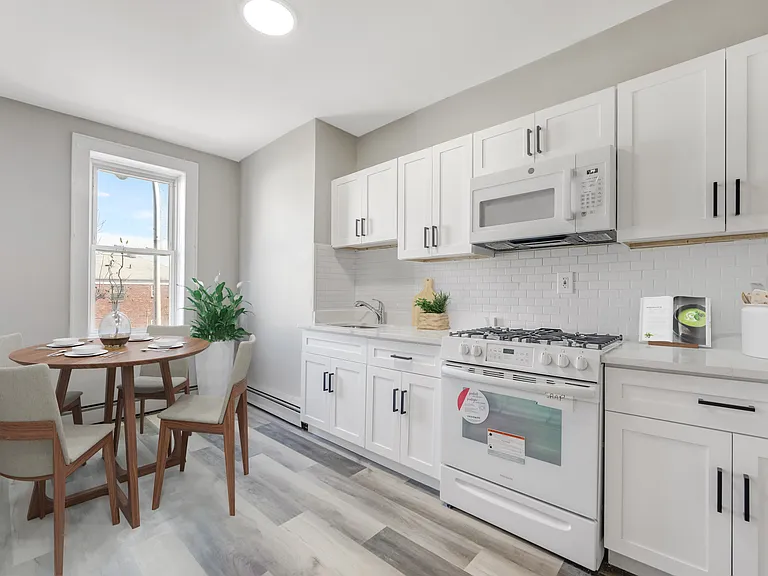 102 Genessee Ave — Photo 1