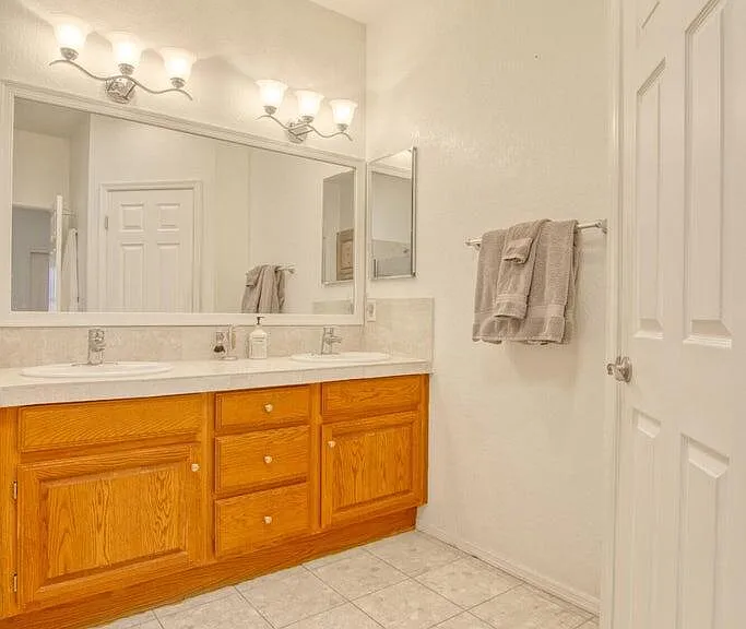 1232 E Camino Diestro — Photo 28