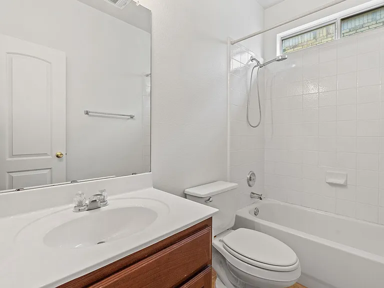 209 Canterbury Dr — Photo 27