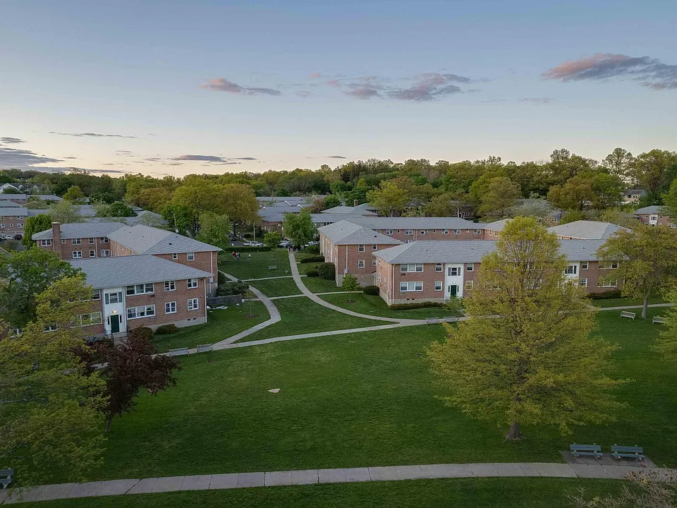 Crestwood Lake Apartments