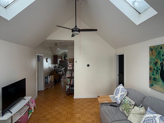 4th image of 543 Laurel Hill Ave APT 3