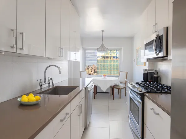 20 West 64th Street image 4 of 13