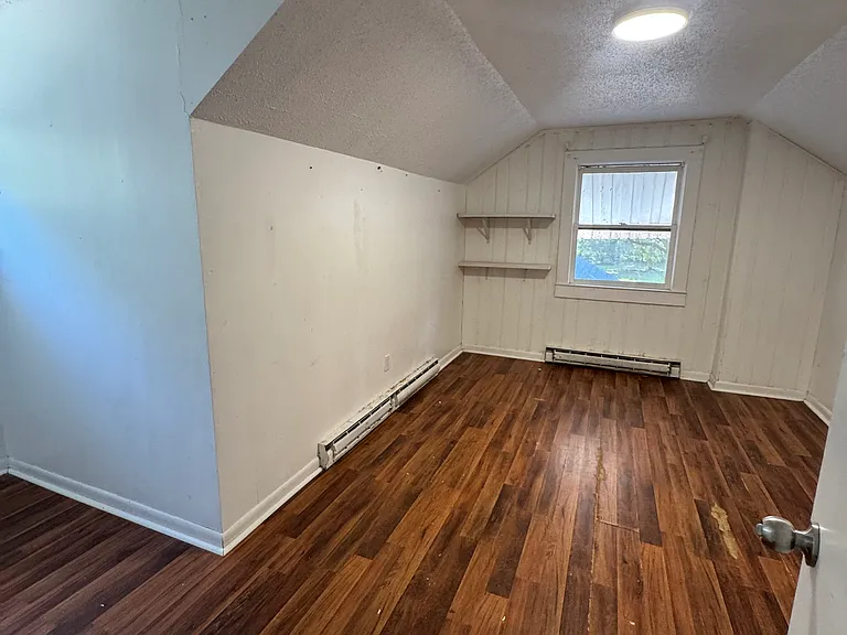 1084 Forbes Ln — Photo 10