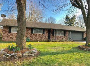 1903 Robyn Rd, Springdale, AR 72762