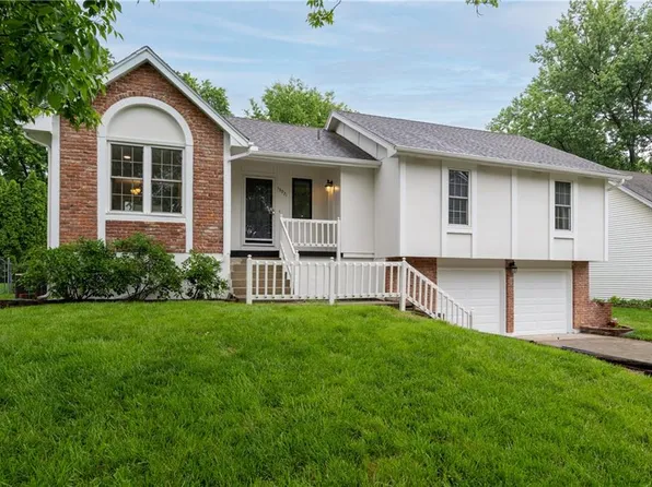 13921 S Summertree Ln, Olathe, KS 66062