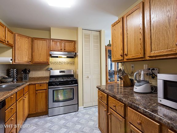 5th image of 3200 Bayside Dr Unit 4