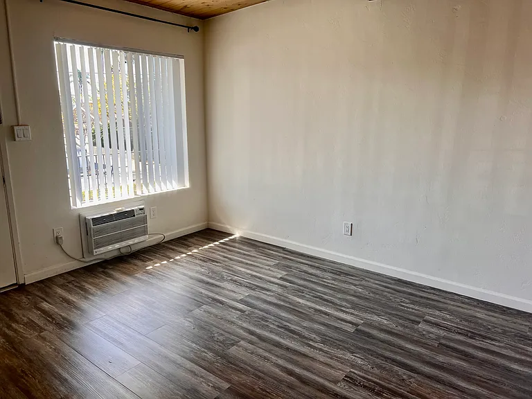 1210 W Lewis St #6 — Photo 4