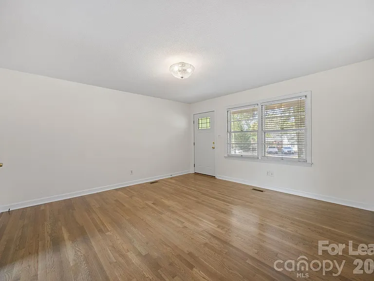 1502 Cloverdale Ln — Photo 20