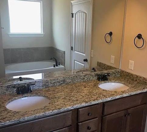 4th image of 442 Waterbury Ct