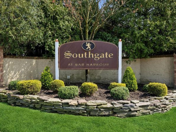 60 Southgate Circle, Massapequa Park, NY 11762