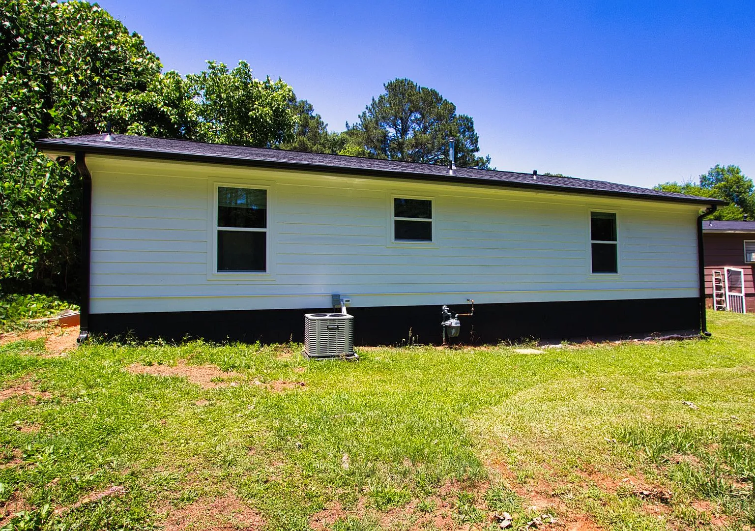 Available Now! Newly Renovated Ranch! 3 Bedroom 2 Bathroom — Photo 2
