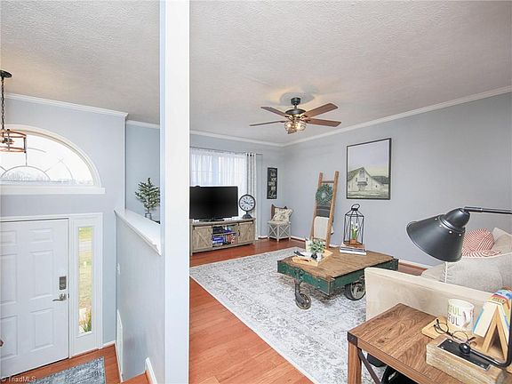 5th image of 216 Pierce Ln
