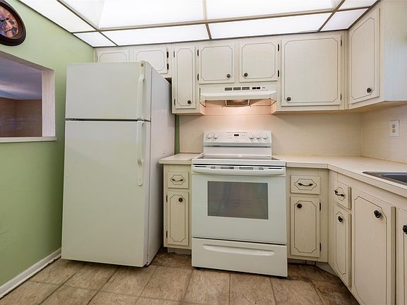4th image of 9540 Sunrise Lakes Boulevard #303
