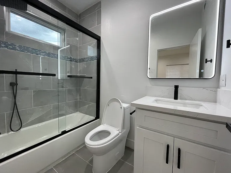 1340 W 37th St #1342-1/4 — Photo 9