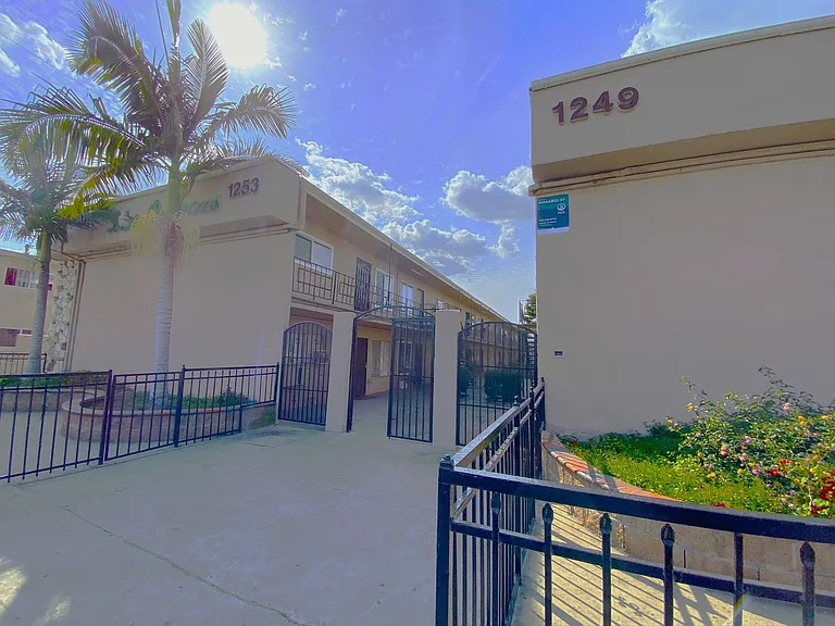 Las Palmas Apartments — Photo 10