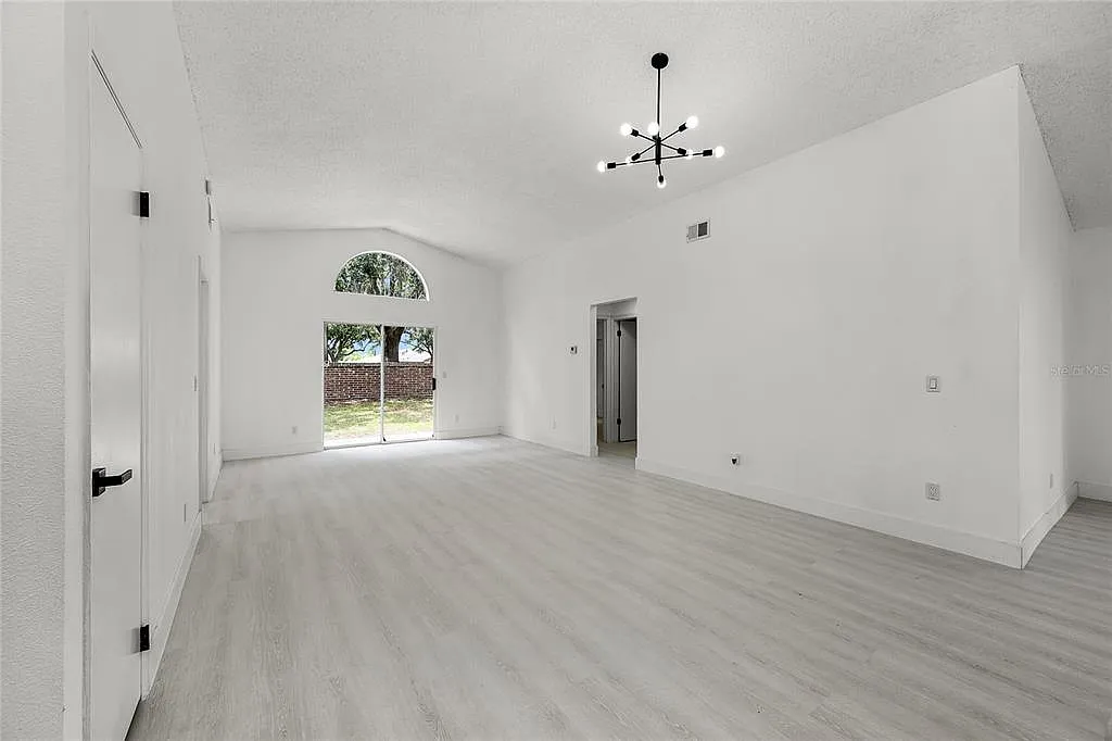 3 bed, 2.0 bath, 1565 sqft, $2,299 — Photo 4
