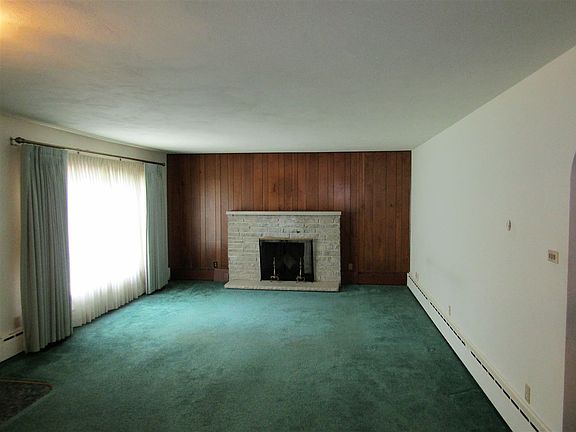 5th image of 300 E Halsey Ave
