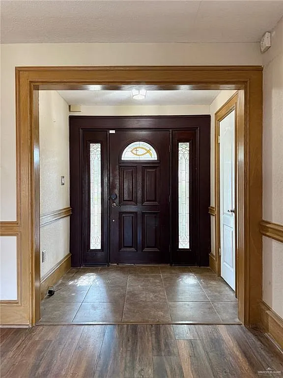 3 bed, 2.0 bath, 2341 sqft, $1,800 — Photo 2