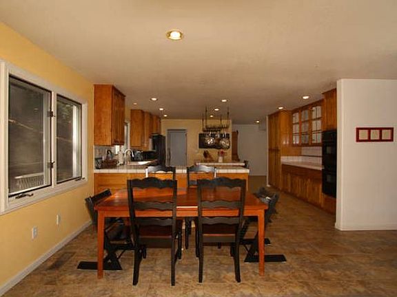 Breakfast area/Kitchen