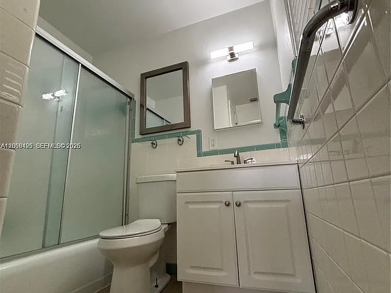 1061 NE 34th St #3 — Photo 7