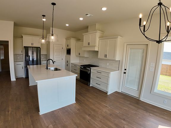 4th image of 212 Kelton Ln