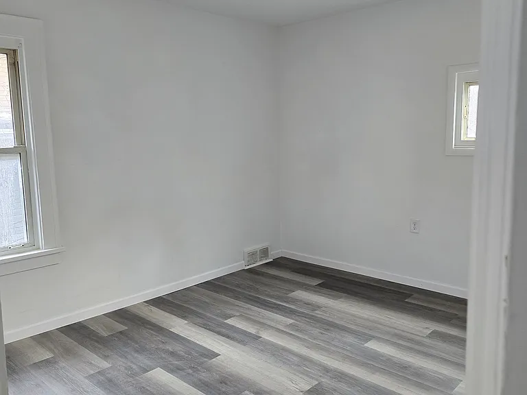 742 Kendall Ave — Photo 3