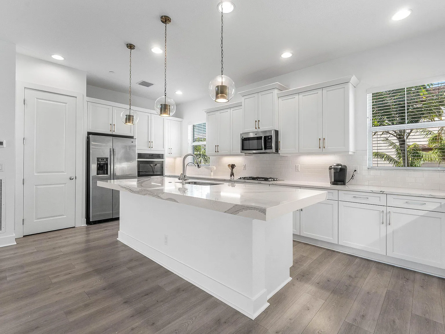 4 bed, 3.5 bath, 2252 sqft, $5,300 — Photo 2