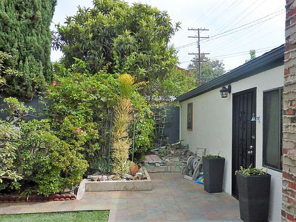 Entry to home from enclosed, gated yard