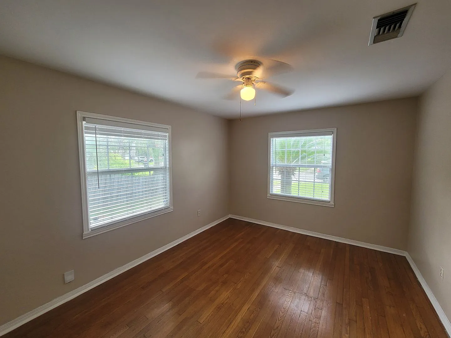 3 Bedroom + Bonus Room W/ 2 Full Baths - Fish Village — Photo 3
