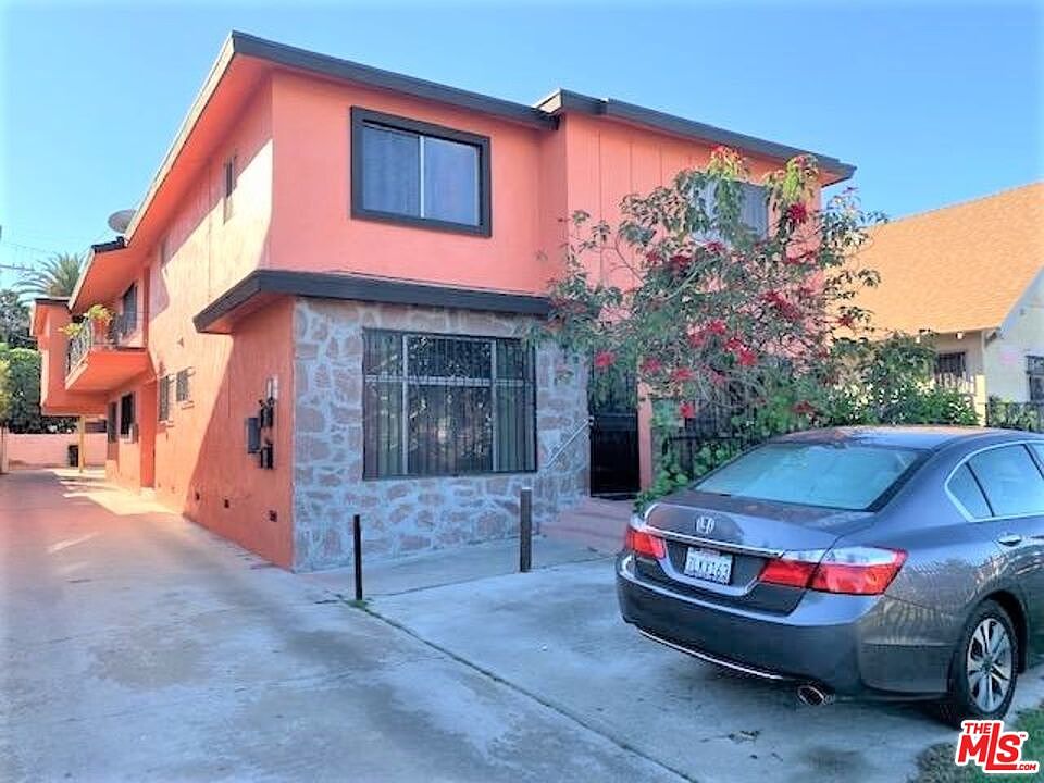 1st image of 924 W 48th St