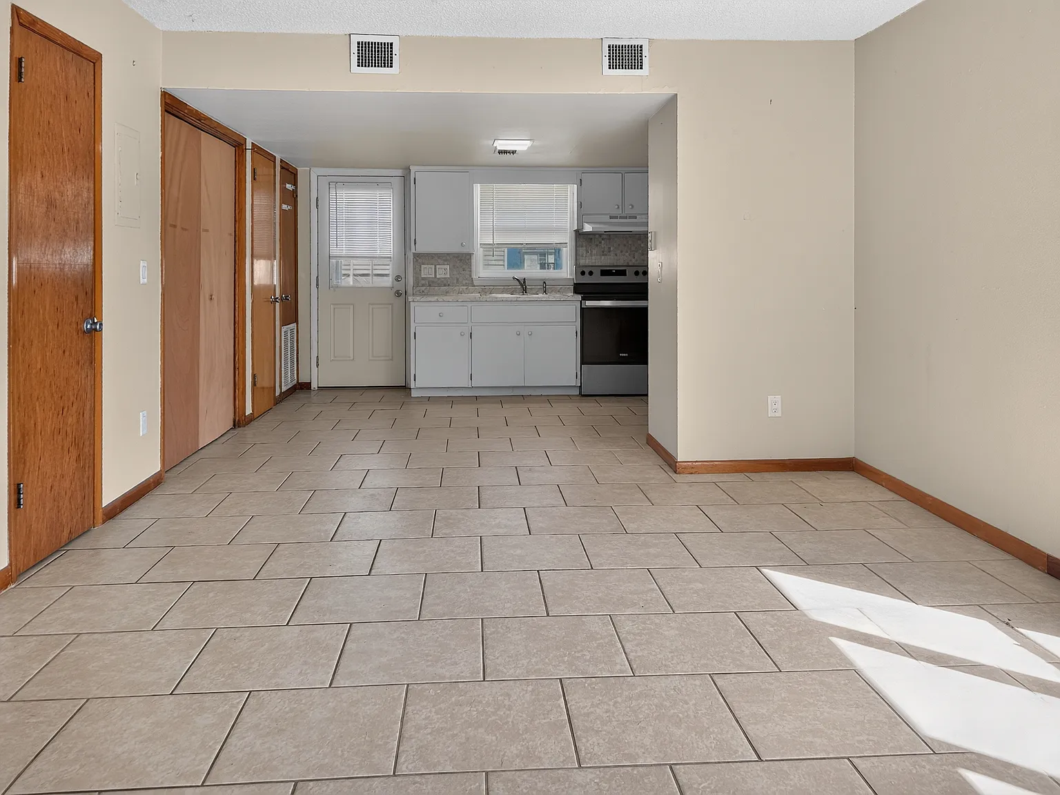2 bed, 1.5 bath, 1020 sqft, $2,100 — Photo 3