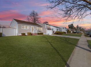 78 Dean St, Hicksville, NY 11801