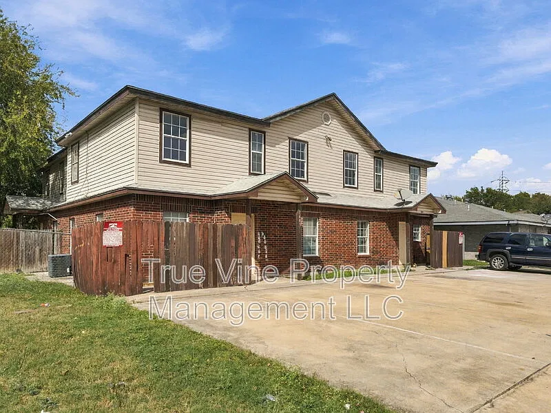4 bed, 2.0 bath, 1400 sqft, $1,350 — Photo 2