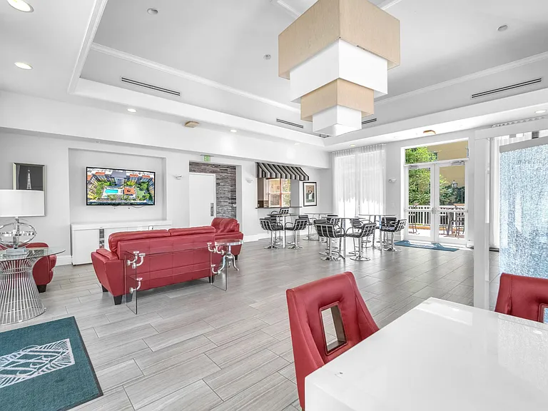 Royal Palm Apartments — Photo 26