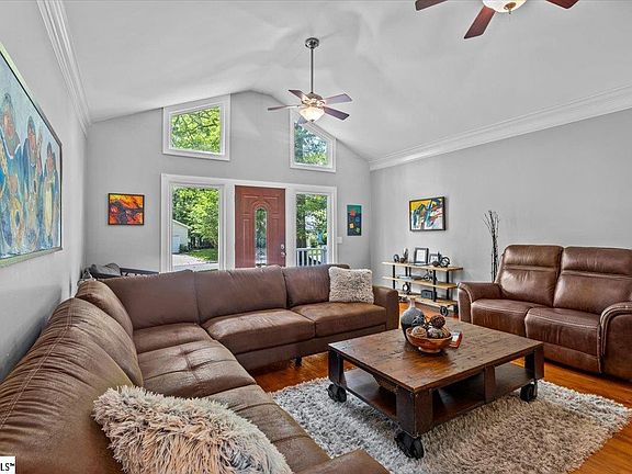 4th image of 121 Bendingwood Cir