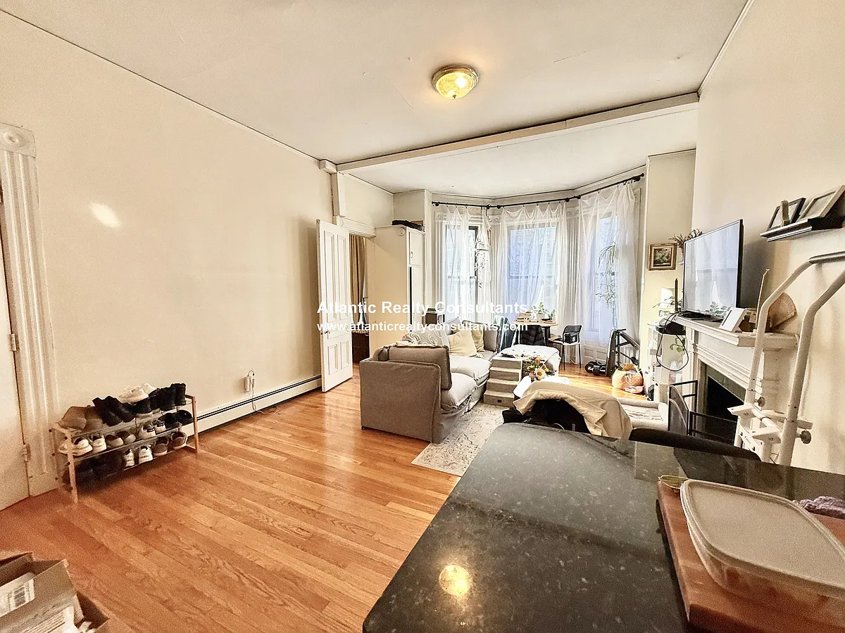 Building Photo - 337 Beacon St #4